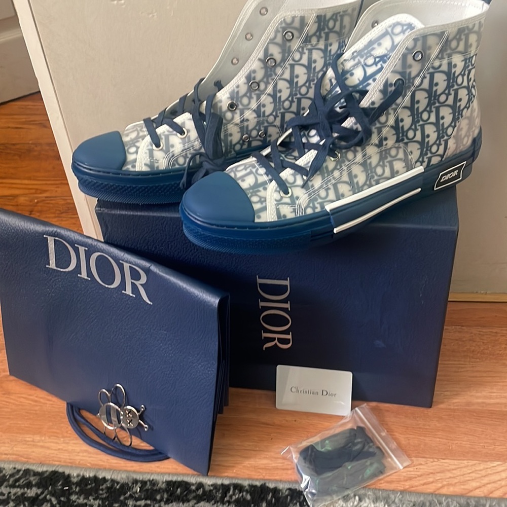Christian dior, size 12 brand new never bin worn. - Picture 3 of 3